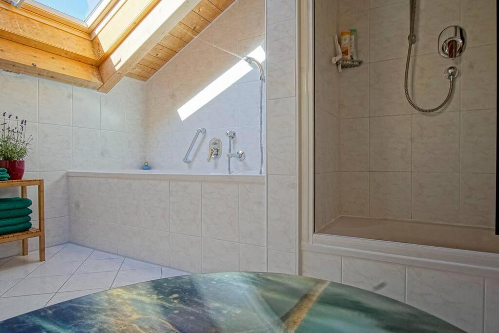 Luxury Living Near Weissensee +Balcony +Netflix フュッセン エクステリア 写真