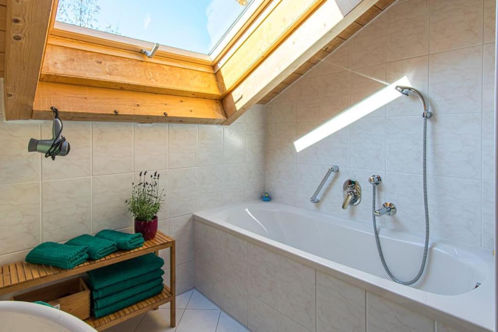 Luxury Living Near Weissensee +Balcony +Netflix フュッセン エクステリア 写真